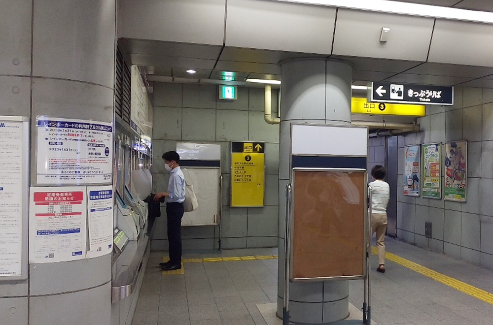 1.谷町四丁目駅③番出口の階段を昇って外に出てください。